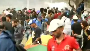 Sute de imigranţi au rupt dispozitivul forţelor de ordine şi au pătruns în Macedonia