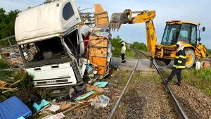 VIDEO Un camion cu 70 de stupi de albine a fost lovit de un tren de călători, în judeţul Olt. Circulaţia rutieră se desfăşoară pe un singur sens