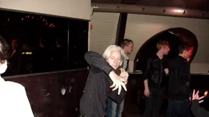 Imagini inedite cu fondatorul Wikileaks. Vezi cum dansează Julian Assange în club - VIDEO