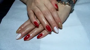 Manichiura în nuanţe de roşu, cea mai căutată pentru petrecerea de Revelion