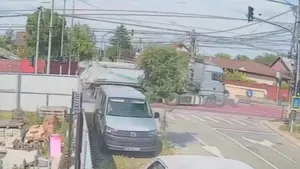 Accident grav în Chitila după ce un TIR ar fi trecut pe roșu. Un șofer a fost rănit grav