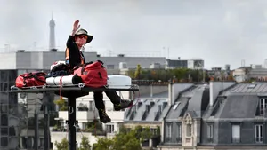 Ieşit cu bine dintr-un bolovan uriaş, artistul Abraham Poincheval se pregăteşte să clocească ouă