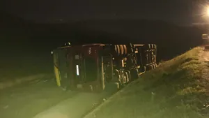 Un TIR care transporta substanţe inflamabile, condus de un şofer BĂUT, s-a răsturnat pe centura Clujului