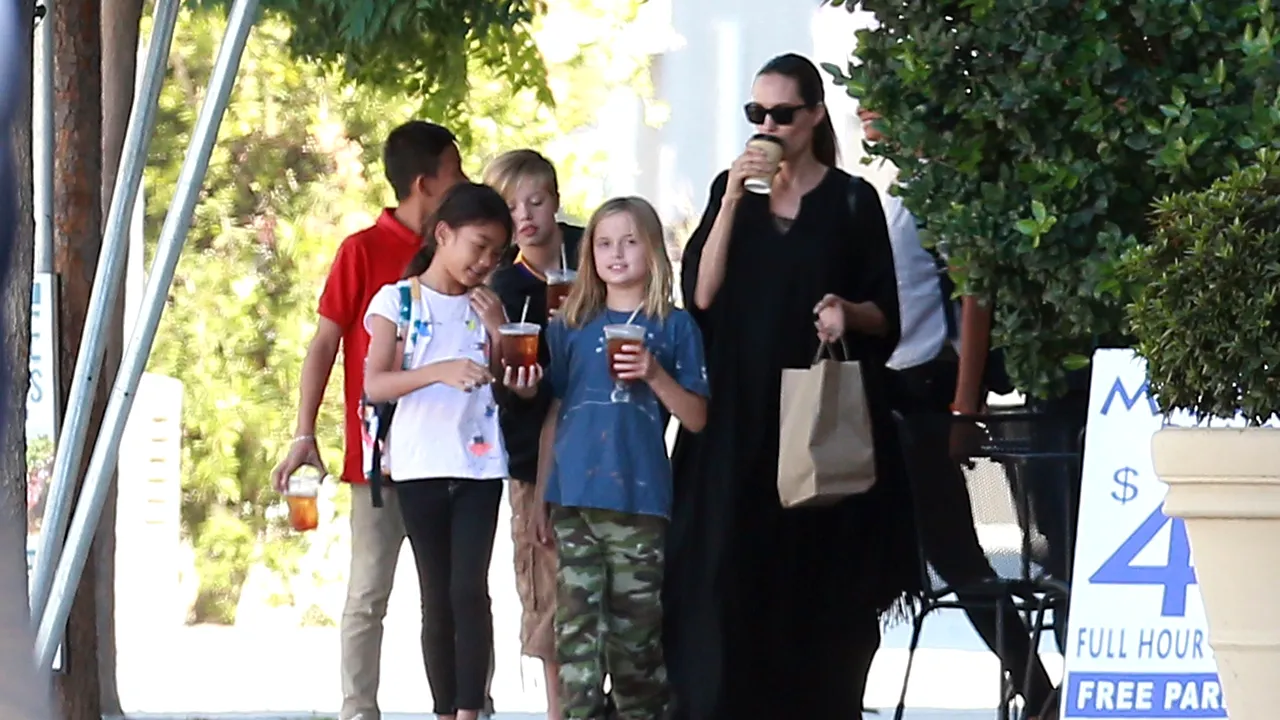 Primele imagini cu Angelina Jolie, după ce presa internaţională a scris că Brad Pitt  şi Charlize Theron ar forma noul cuplu de la Hollywood | FOTO