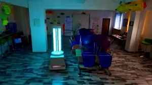 VIDEO: Robotul care face dezinfecţie la Institutul 