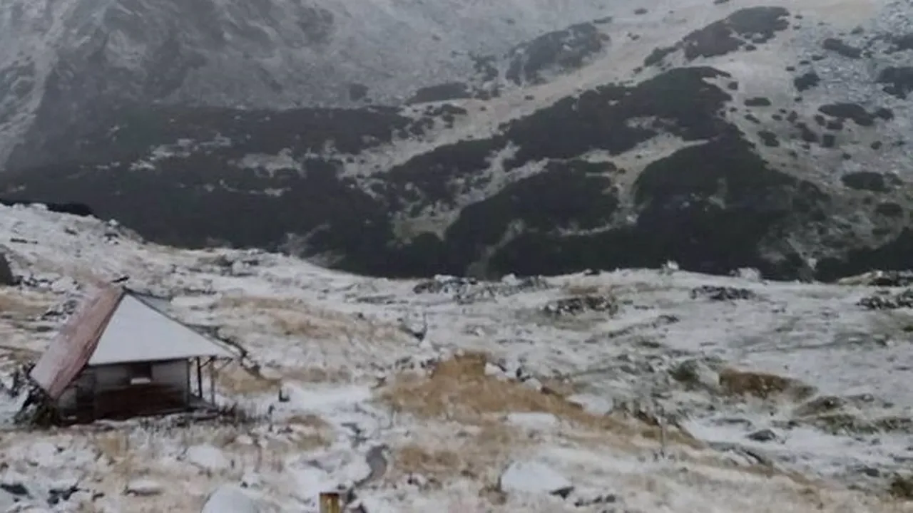 NINGE în Munţii Retezat. Refugiile, deschise pentru a putea fi folosite de turişti