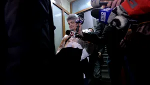 Fostul director al Spitalului Malaxa, Florin Secureanu, acuzat de sustragere repetată de bani din casieria unităţii medicale, va fi plasat în arest la domiciliu