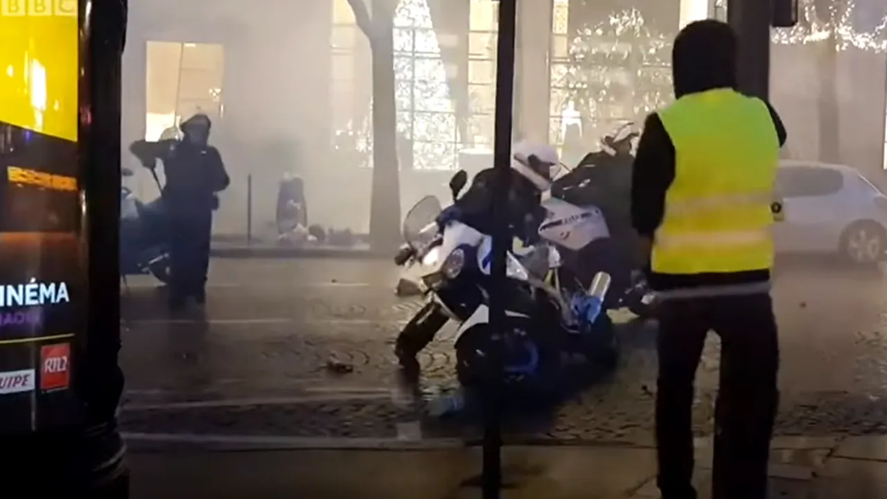 VIDEO Trei poliţişti, la un pas să fie linşaţi de străzile Parisului. Unul dintre ei a scos pistolul la manifestanţi
