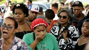 Zeci de femei însărcinate și numeroși copii, reținuți în Republica Dominicană pentru a fi deportați