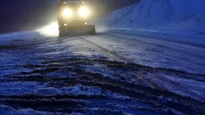 Circulaţie îngreunată din cauza zăpezii şi a viscolului, într-un judeţ. Un drum judeţean este închis