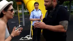 VIDEO Cântăreaţa Cristina Bălan implicată într-un incident cu poliţiştii locali după ce copiii ei s-au urcat într-un tobogan