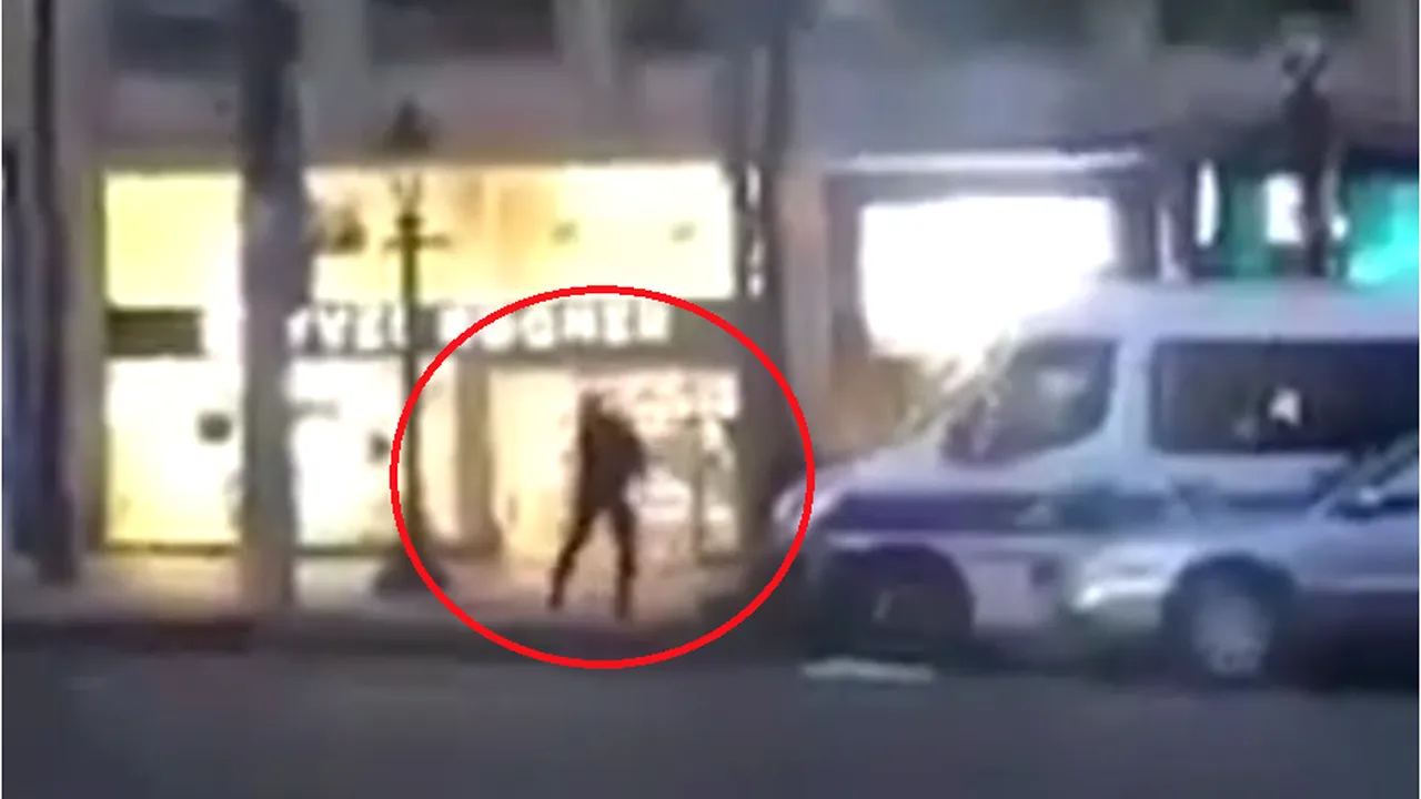 FOTO, VIDEO Momentul în care atacatorul din Paris a fost împuşcat, surprins de un martor/ Fotografii cu teroristul anihilat de poliţişti