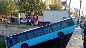 ACCIDENT spectaculos în Capitală: Un autobuz STB a căzut în Dâmboviţa/ Firea: Nu pot să dau vina pe nimeni. Ştim cum se circulă | FOTO, VIDEO