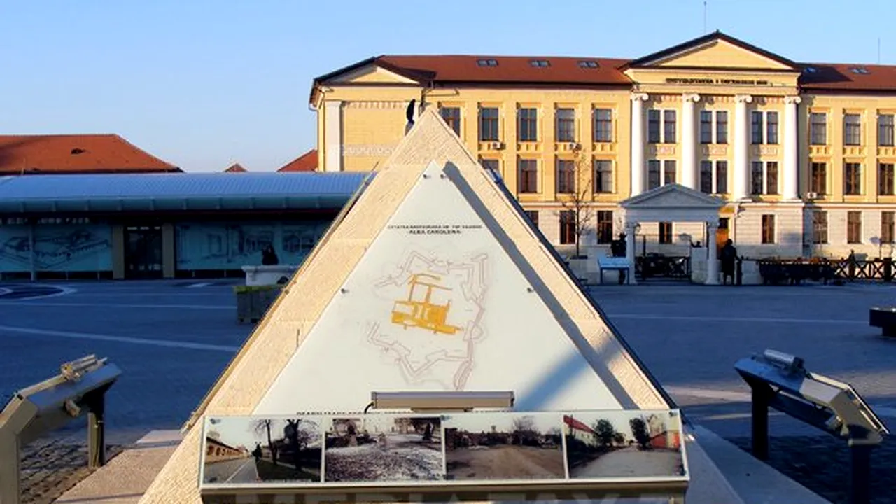 REPORTAJ: Statui de 1 milion de euro puse în Cetatea Alba Iulia după restaurare, printre care o piramidă sau Socrate, furate acum pe bucăţi - GALERIE FOTO
