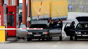 Cozi de maşini la frontiera cu Ungaria. Se aşteaptă şi o oră şi jumătate