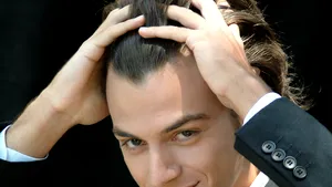 Motivul pentru care bărbaţii frumoşi sunt consideraţi mai amuzanţi