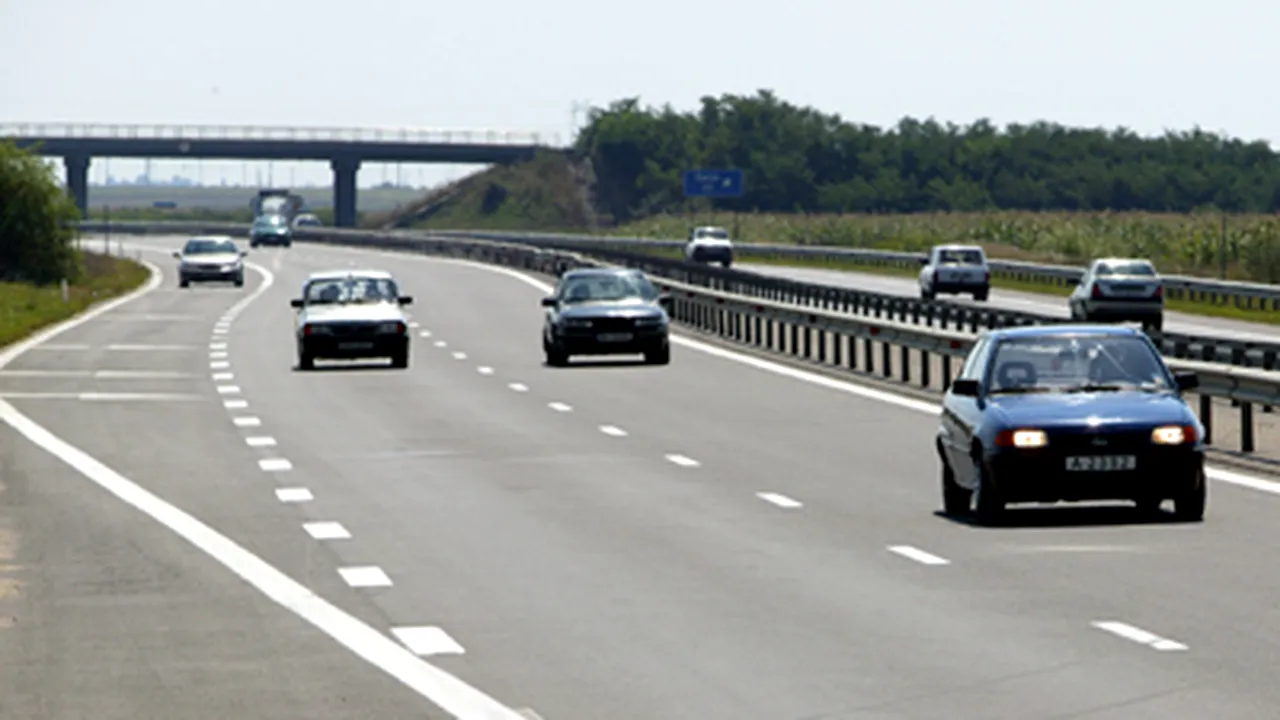 Maşină lăsată pe A1 de o tânără în cămaşă de noapte care a mers să culeagă flori