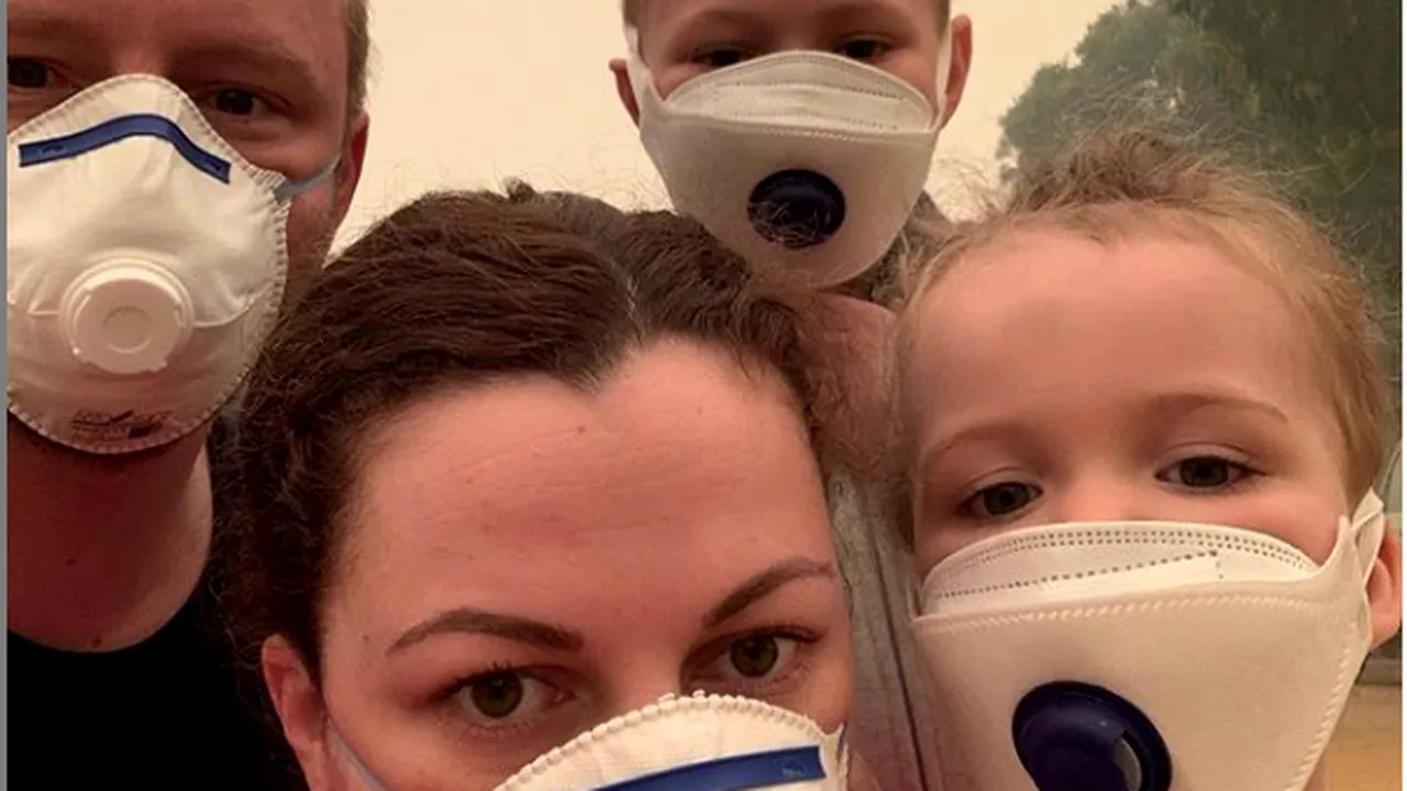 Clipe de coşmar traite de o familie de turişti surprinsă de incendii în Australia. Locul în care s-au refugiat, împreună cu alte 200 de persoane | FOTO, VIDEO
