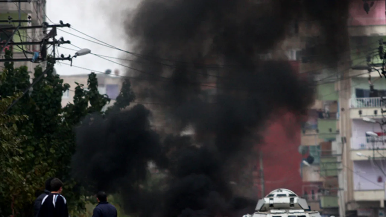 Un mort şi mai mulţi răniţi la o manifestaţie a kurzilor în sud-estul Turciei - GALERIE FOTO