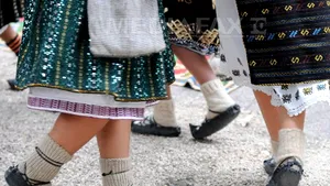 Ziua Portului Tradiţional, marcată în mai. Elevii învaţă despre costume, iar TVR promovează tradiţiile