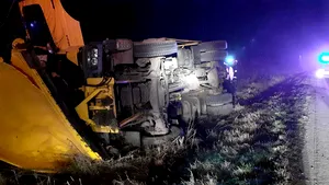 Utilaj de deszăpezire, răsturnat pe DN 2A. Şoferul a fost rănit. FOTO