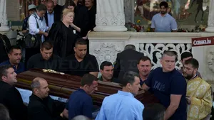 Corneliu Vadim Tudor, condus pe ultimul drum: Sicriul cu trupul neînsufleţit, dus la cimitir, după o slujbă oficiată de 16 preoţi - FOTO, VIDEO