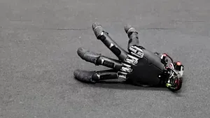 Mâna din „Familia Addams” a devenit realitate. Robotul care merge singur, apasă taste și mută obiecte
