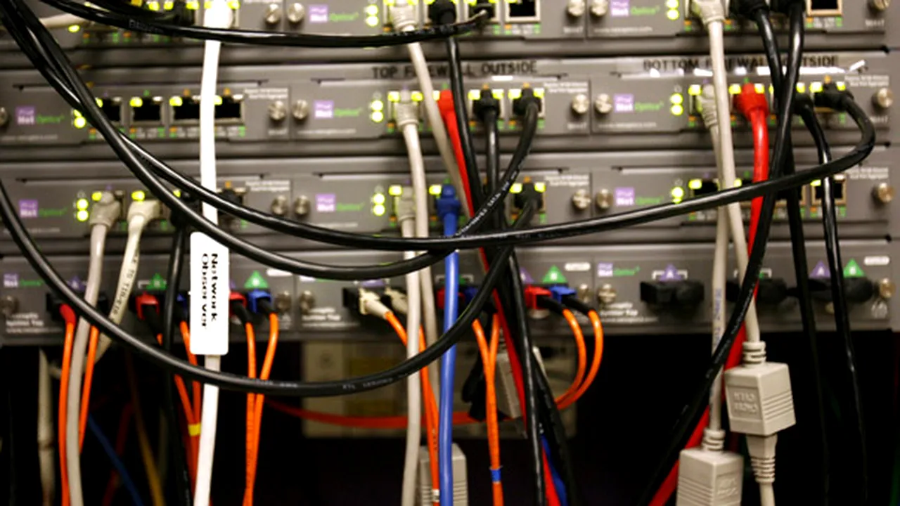 Ruter cu o capacitate de transmitere de 322 de terabiţi pe secundă, care va schimba Internetul