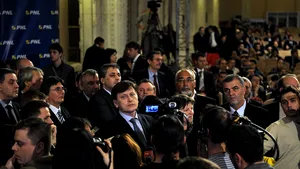 FOCUS: Antonescu şi Orban au aşteptat rezultatele votului în Congres glumind