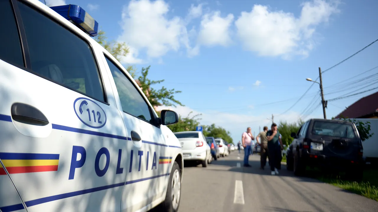 Poliţiştii au prins un candidat prins că oferea băuturi alcoolice drept cadou electoral 
