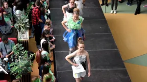 GALERIE FOTO Sticle,cartoane,scoarţă de copac,frunze şi pene, folosite la o parada a modei inedită, la Alba Iulia