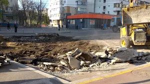 După craterul uriaş apărut vineri în centrul Galaţiului, traficul este blocat acum şi pe o stradă unde a început să crape asfaltul | VIDEO