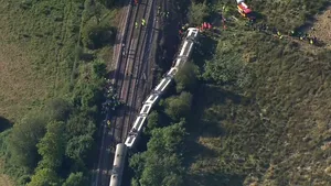 Tren deraiat în Marea Britanie: două persoane sunt grav rănite. La bord se aflau circa 150 de pasageri