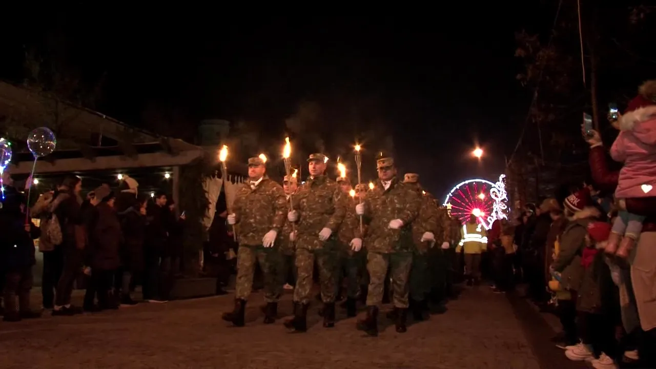 Sute de oameni au asistat la retragerea cu torţe a militarilor, în Iaşi şi Galaţi. Semnificaţia acestui eveniment | VIDEO