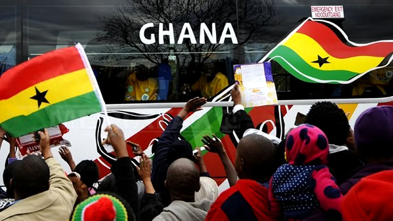 Internaţionalii ghanezi au fost primiţi cu urale la sosirea din Africa de Sud - FOTO