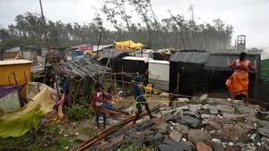 FOTO Ciclonul Yaas a lovit India cu vânt de peste 140 km/h. Zeci de mii de case au fost distruse