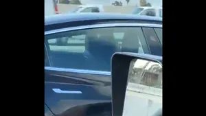 În lumea viselor cu 120 km la oră: Şofer surprins dormind, în timp ce maşina Tesla se conduce singură | VIDEO
