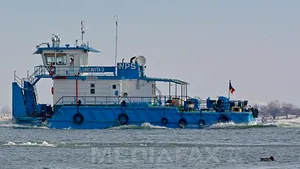 Zeci de nave blocate pe Dunăre în zona Portului Moldova Veche, din cauza vântului puternic