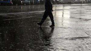 Prognoză meteo pentru Bucureşti: vor fi averse, descărcări electrice şi vânt puternic