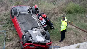 O femeie a condus maşina fără permis şi a provocat un grav accident rutier. Unul dintre copiii ei a murit