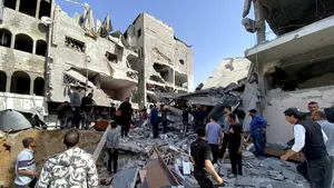 Un atac israelian la o şcoală din Gaza care adăpostea familii strămutate. Zece persoane, ucise, alte 20 sunt rănite