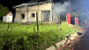 Incendiu devastator în Galați după ce o casă a fost lovită de un fulger