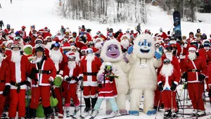 300 de schiori costumaţi în Moş Crăciun au coborât pe o pârtie din SUA pentru o cauză nobilă