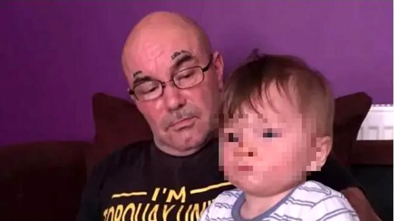 Un copil de 2 ani a murit de foame lângă de tatăl său, care decedase în casă după un infarct

