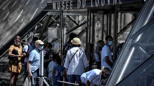 Franţa se relaxează. Masca de protecţie nu mai este obligatorie în restaurante, cinematografe şi muzee