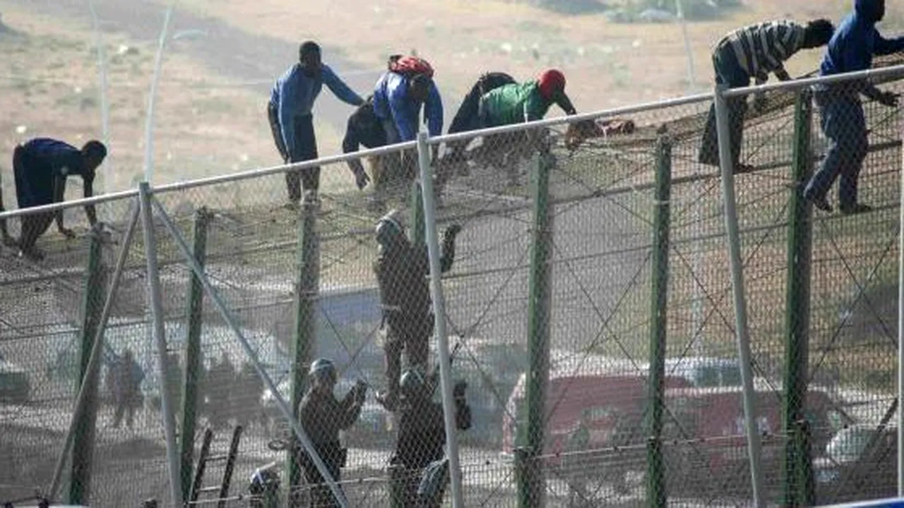 Peste 200 de persoane au pătruns cu forţa pe teritoriul exclavei spaniole Melilla din Africa de Nord