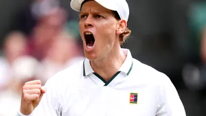 Sinner și Djokovic se califică în optimi la Wimbledon. Sârbul egalează un record al lui Federer