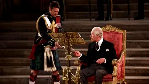 Cine este ofiţerul care a fost o „sărbătoare pentru ochi” la înmormântarea Reginei. Jonathan Thompson, valetul lui Charles al III-lea, a dezlănţuit Internetul

