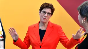 Succesoarea cancelarului Angela Merkel se retrage din partidul controversat pe care îl conducea. Ce a anunţat politicianul
