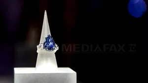 Un diamant albastru, vândut la licitaţie cu 23,7 milioane de dolari - FOTO
